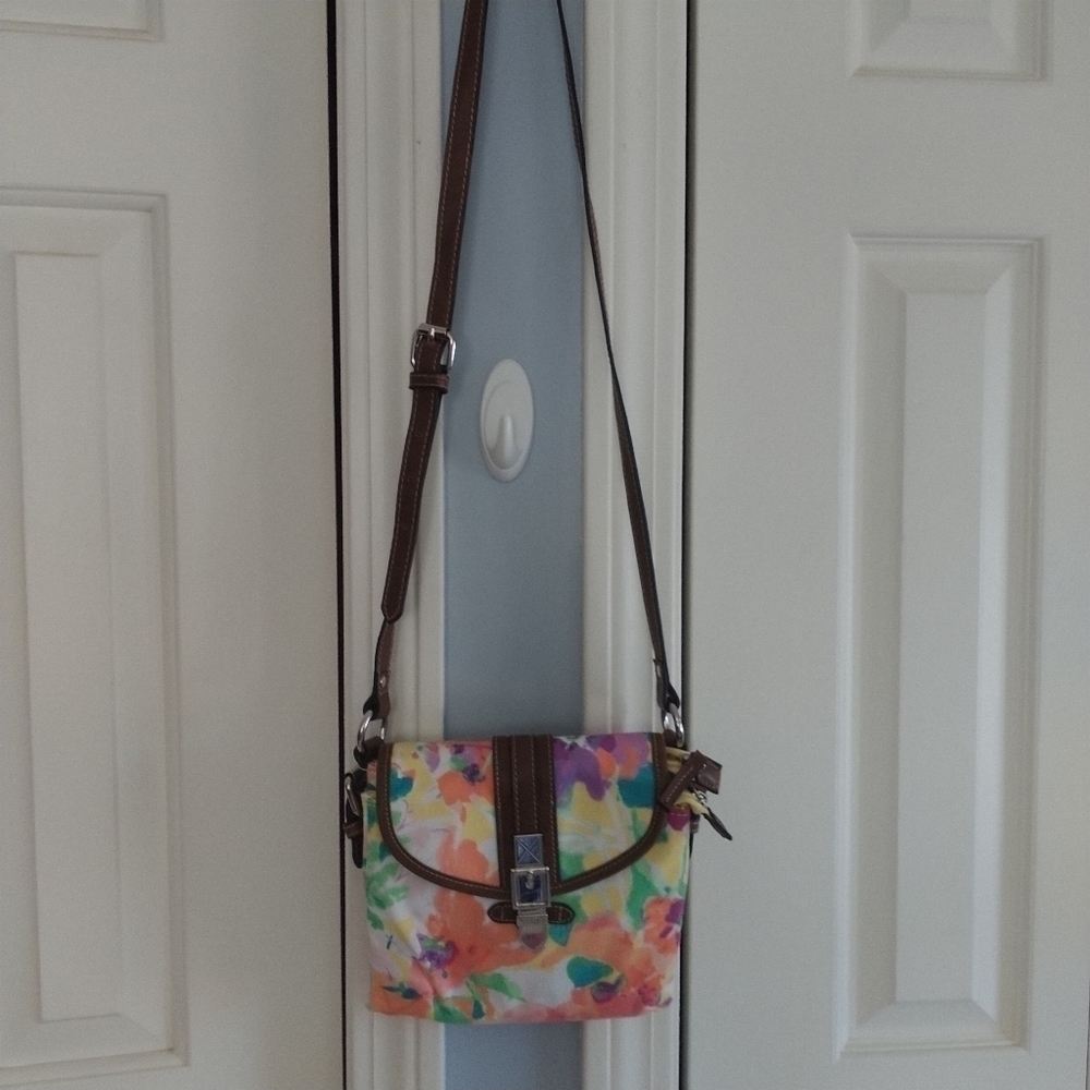 Chaps Floral Two Pocket Crossbody with built in Wallet - Picture 5 of 10